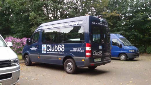 Unser dunkelblauer Clubbus auf unserem Parkplatz Unser dunkelblauer Clubbus auf unserem Parkplatz